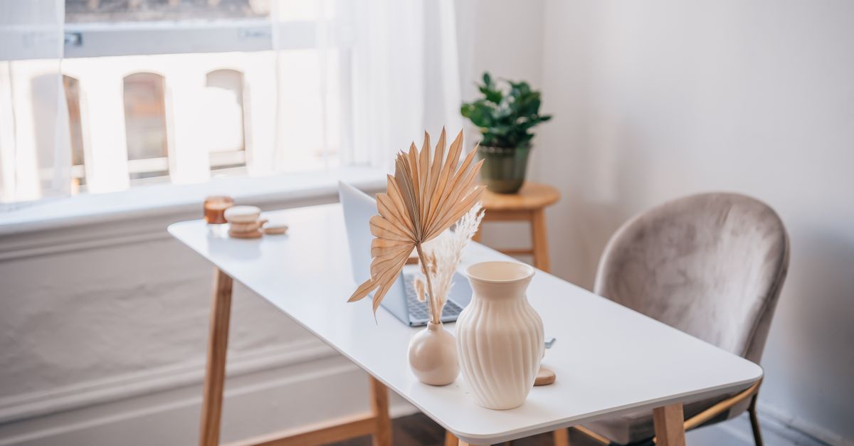 Objets et supports sur un bureau lumineux