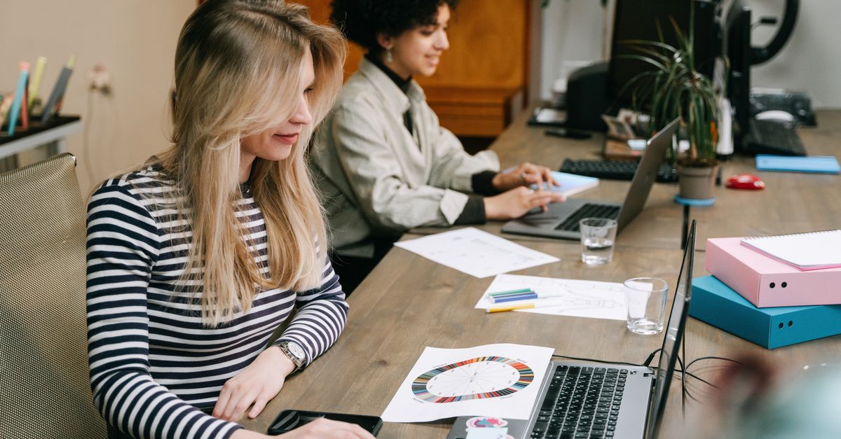 L'équipe du studio au travail sur un projet client